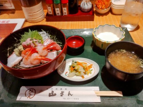 注文したランチの海鮮丼