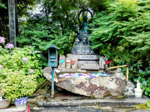 仏像と色とりどりの紫陽花