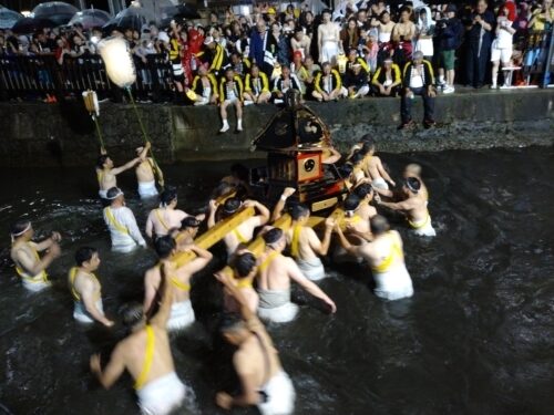 川で暴れる神輿