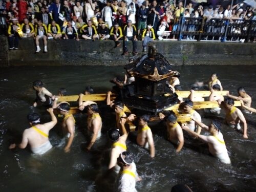 川で暴れる神輿