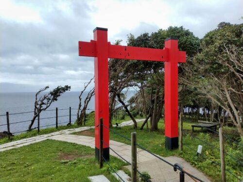 聖域の岬にある鳥居