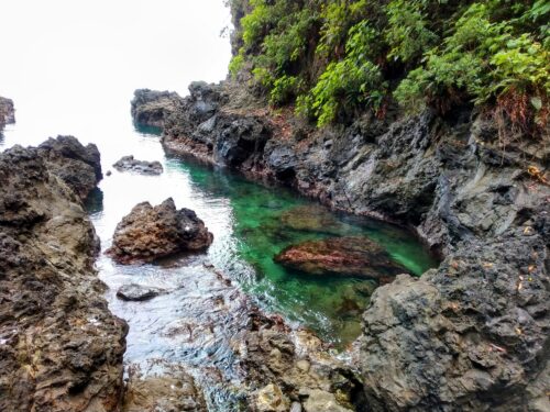 青の洞窟近くのエメラルド色の海