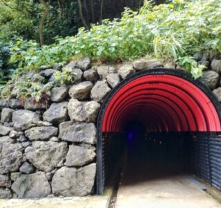 青の洞窟へ続くトンネル
