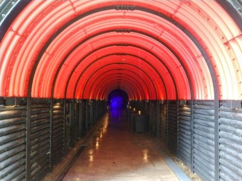 赤いトンネルの向こうに青い光が