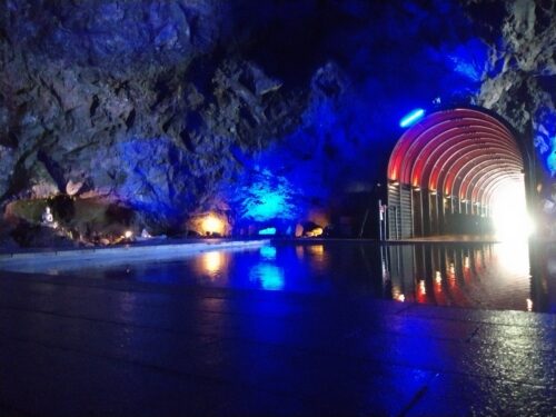 青の洞窟と赤いトンネル
