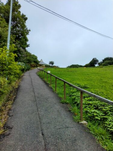 禄剛崎灯台までの坂道