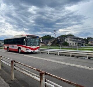 小島バス停にバスが来た
