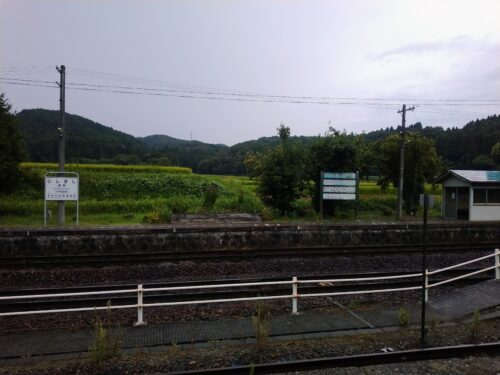 西岸駅のホーム