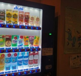 売店にあるドリンクの自動販売機