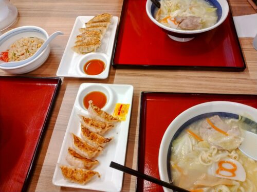 8番らーめんの餃子とラーメン