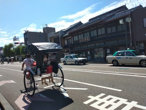 人力車も走っています