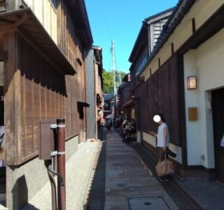 ひがし茶屋街の細い路地と石畳