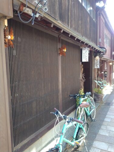 ひがし茶屋街の格子の建物