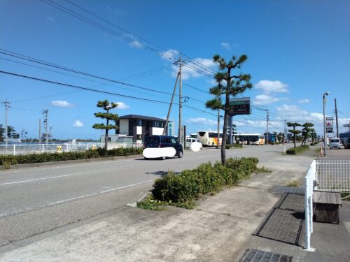 橘香堂の前の県道