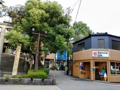 尾山神社横のお土産物屋さん