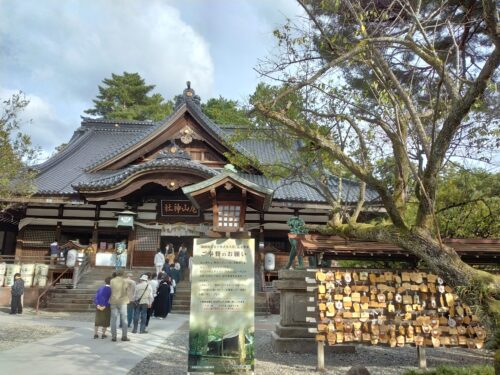 参拝者が並ぶ尾山神社