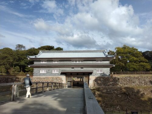 橋を渡れば金沢城公園