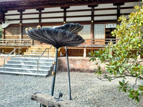 尾山神社の蓮のオブジェ