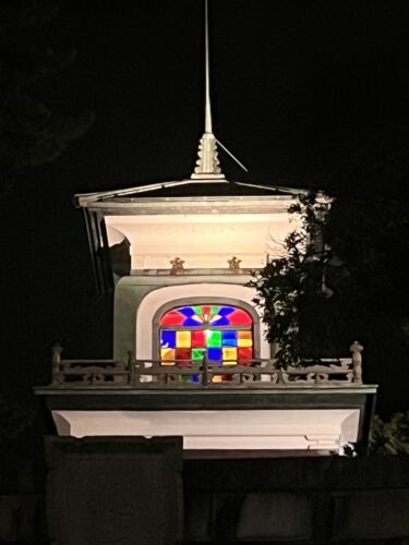 尾山神社のライトアップされたステンドグラス