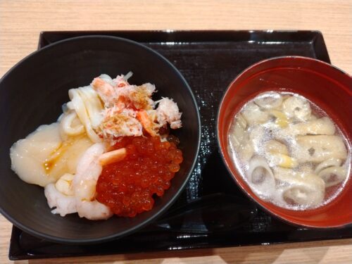 御宿野乃の朝食で作った海鮮丼