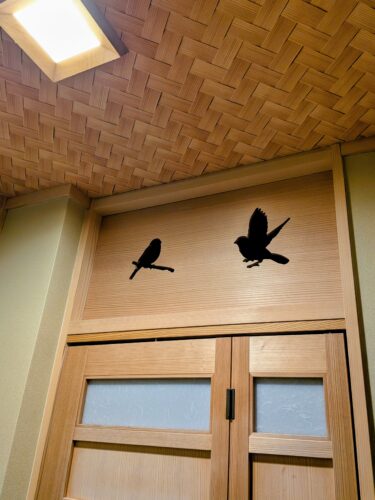 トイレのドア上の飾り