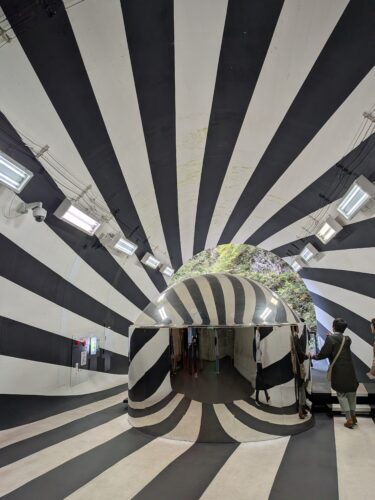 トンネル内のアートなトイレ