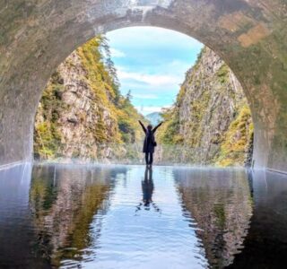 清津峡トンネルのパノラマステーションでポーズをとる私