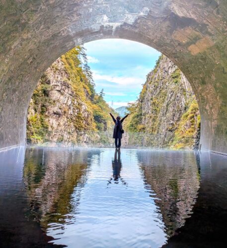 清津峡トンネルのパノラマステーションでポーズをとる私
