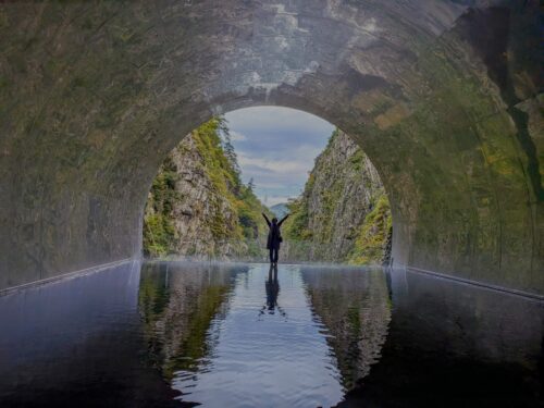 清津峡トンネルでポーズをとる私