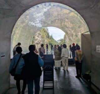 パノラマステーションで待つ人の列