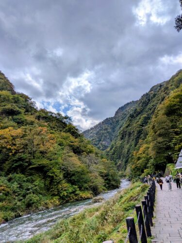 トンネルまでの道のりの清津峡峡谷