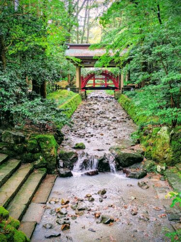 神様が歩く赤い橋