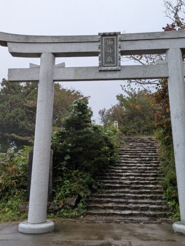 弥彦山頂上の縁結びスポット